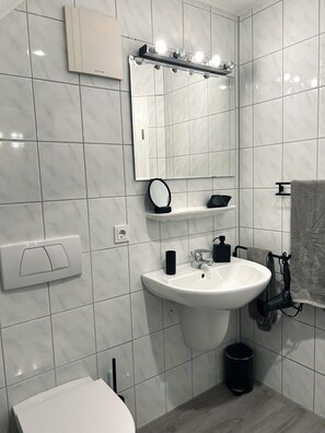 Shower - Pure Highlight Living 2 - Holiday apartment / temporary living (Steinfurt)