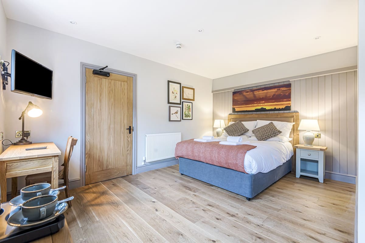 Superior Double Room, Ensuite, Courtyard View