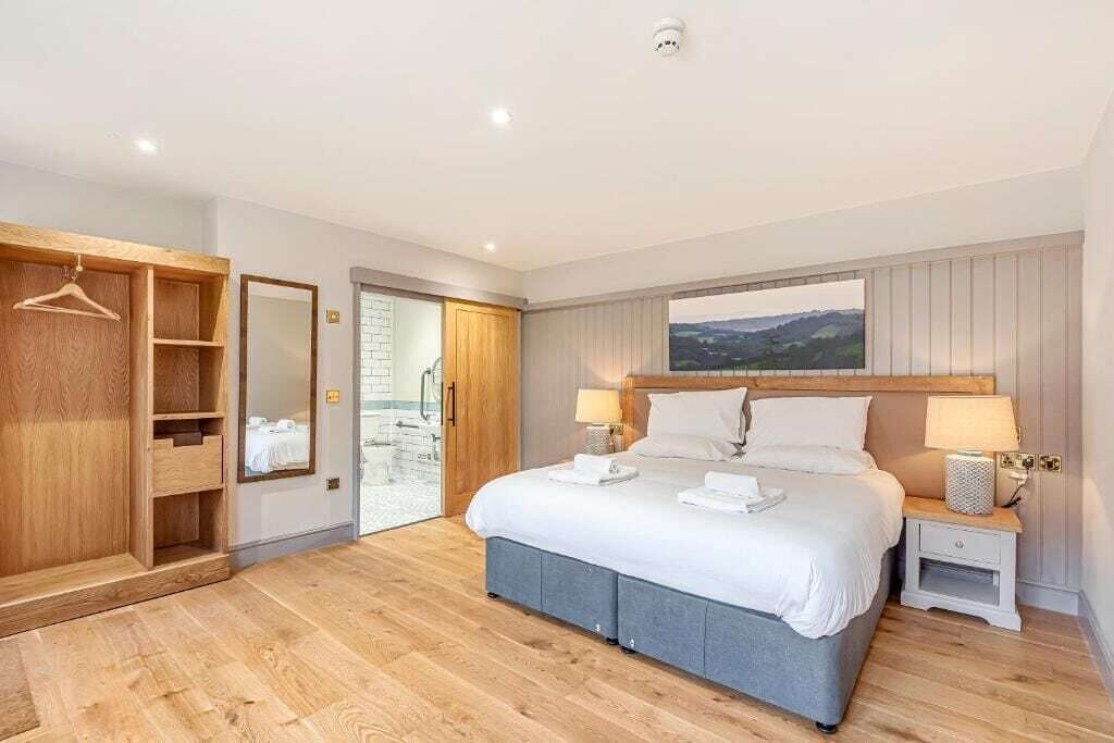 Desk, laptop workspace, iron/ironing board, free WiFi