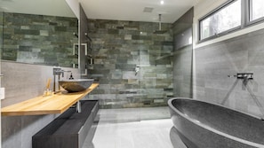 Bathtub, hair dryer - Omaroo on Surf Inverloch (Inverloch)