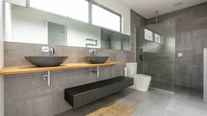 Bathtub, hair dryer - Omaroo on Surf Inverloch (Inverloch)