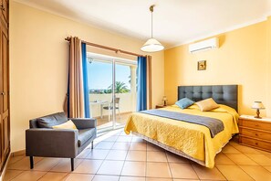 1 chambre, coffres-forts dans les chambres, fer et planche Ă repasser