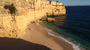 Una playa cerca, sillas reclinables de playa