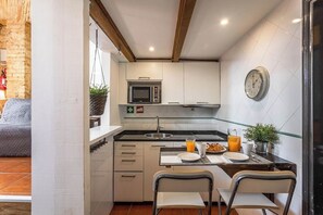 Refrigerador, microondas, parrilla de estufa y cafetera y tetera 