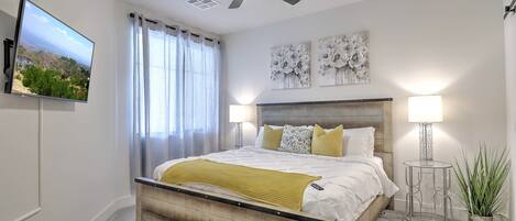 1 soverom, skrivebord, strykejern/-brett og reiseseng for barn