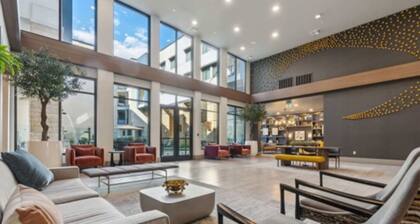 Bright Escape • King Bed • Pool • Fast WiFi