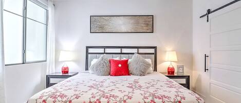 1 dormitori, escriptori i planxa i posts de planxar