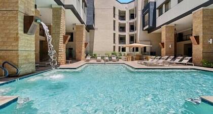 King Bed ▸Courtyard View▸Pool + Games▸Swim & Park!