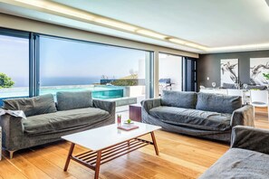 Pool - Spacious Holiday Apartment with Fantastic Views, Deck and Pool Malindi (Cape Town)
