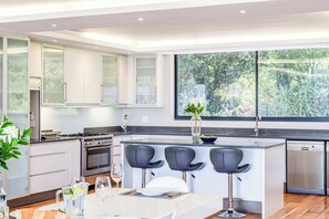 Fridge, microwave, oven, stovetop - Spacious Holiday Apartment with Fantastic Views, Deck and Pool Malindi (Cape Town)