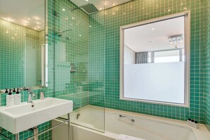 Badewanne, Haartrockner, Handtücher