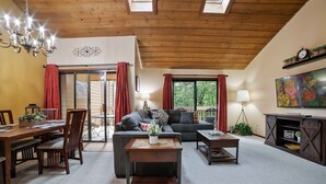 Living area - Sweet Mountain Dreams of Sapphire Valley (Jackson County)