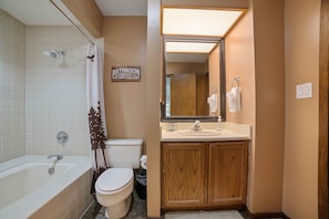 Bathtub, towels