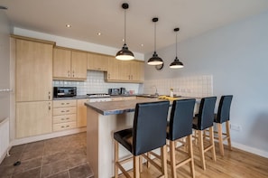 Shared kitchen - Central Belfast Apartments: Cromwell (Belfast)