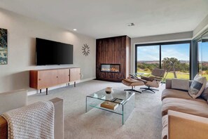 智能电视、壁 炉、电子游戏、桌上足球