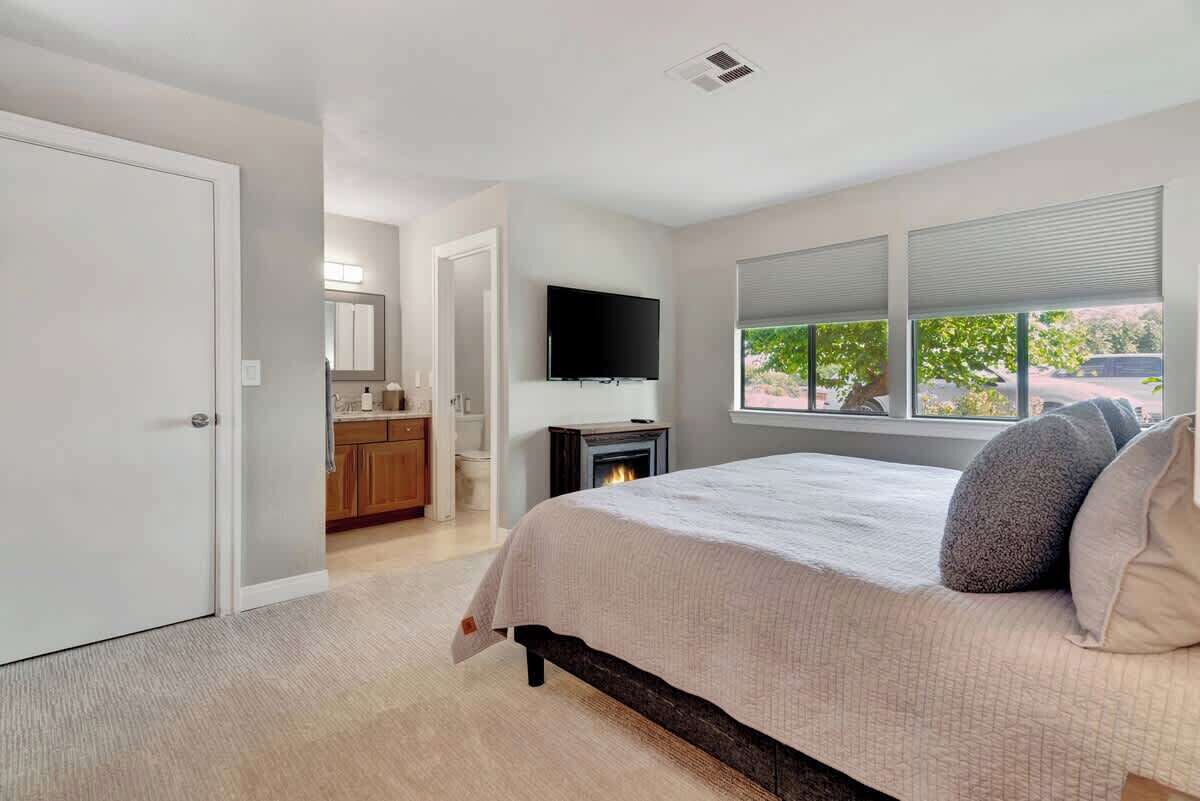 3 slaapkamers, een strijkplank/strijkijzer, reisbedje, gratis wifi