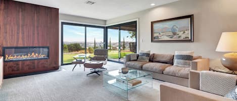 TV connectée, cheminée, jeux vidéo, baby-foot