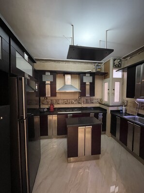 Kühlschrank, Mikrowelle, Ofen, Herdplatte