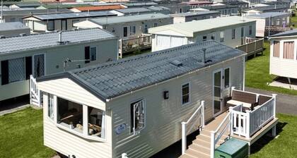 Dog Friendly* Lovely Caravan by the Beach, 4 Berth, Towyn, North Wales