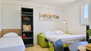 Estúdio superior | 1 quarto, Wi-Fi de cortesia, roupa de cama