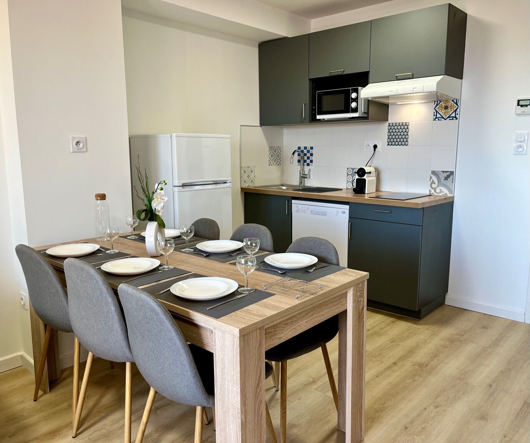 Superior appartement | Privékeuken | Een koelkast met diepvriezer, een microgolfoven, een kookplaat