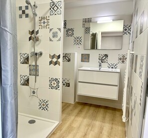 Superior Apartment | Bathroom