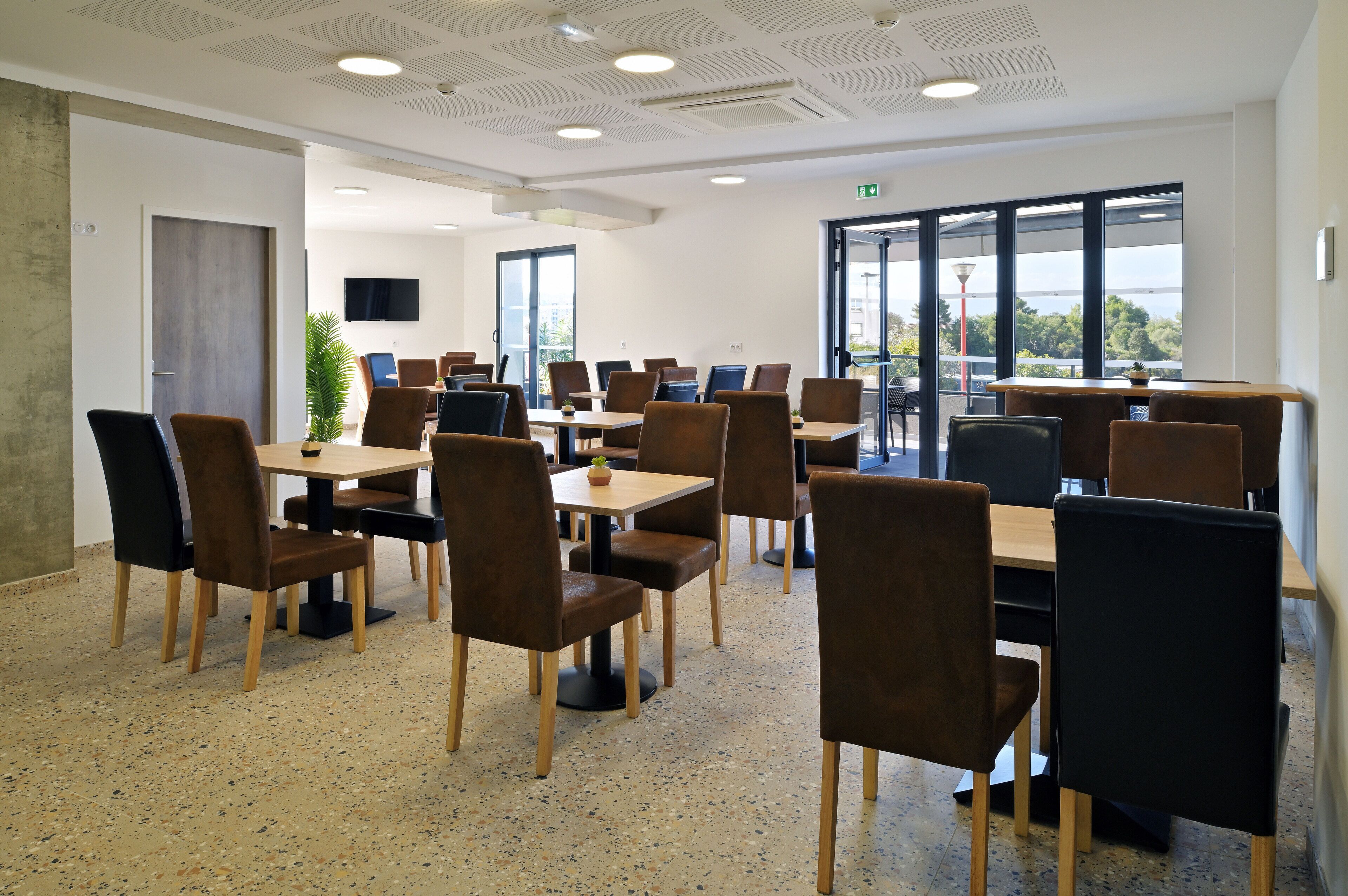 Daily continental breakfast (EUR 7 per person)