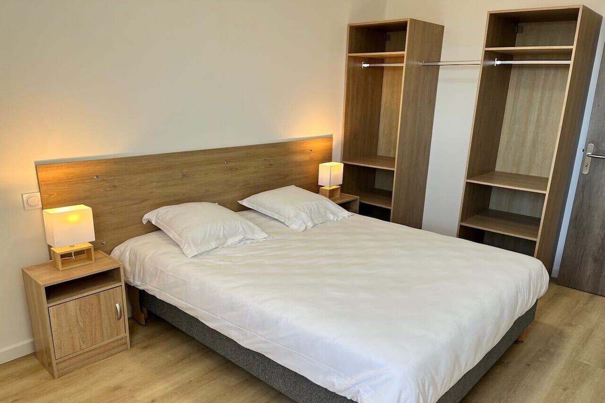 Departamento senior, 1 cama Queen size y sofá cama, tina para personas con discapacidad | 1 habitación, wifi gratis y ropa de cama