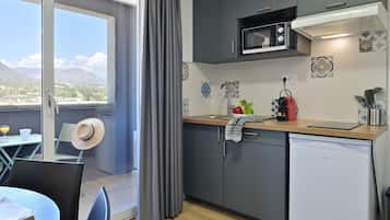 Estudio superior | Cocina privada | Refrigerador con congelador, microondas y parrilla de estufa