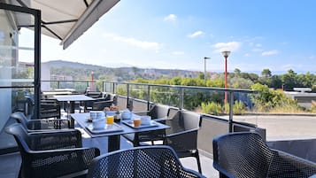Desayuno continental (EUR 7 por persona)