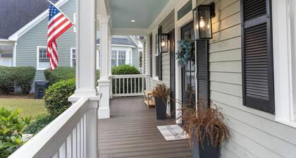 Gorgeous Lakefront Cottage at Reynolds Lake Oconee in highly desired Marina Cove