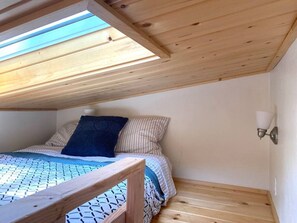 1 bedroom, desk, WiFi