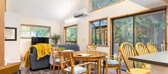 Perch - Rhododendron Loft: Cozy Getaway, Historic Reserve!