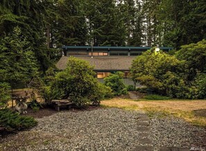 Property grounds - Perch - Rhododendron Loft: Cozy Getaway, Historic Reserve! (Coupeville)