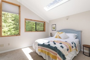2 bedrooms, desk, free WiFi, bed sheets - Perch - Rhododendron Loft: Cozy Getaway, Historic Reserve! (Coupeville)
