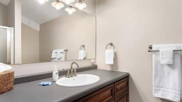 Badkar, hårtork och handdukar