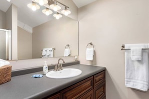 Badkar, hårtork och handdukar