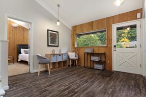 2 bedrooms, desk, free WiFi, bed sheets - Perch - Rhododendron Loft: Cozy Getaway, Historic Reserve! (Coupeville)