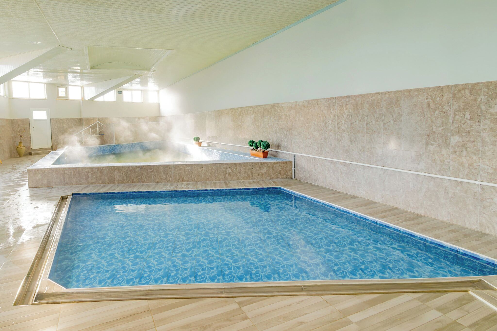 2 室内游泳池，2 室外游泳池