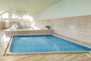 2 つの屋内プール、2 つの屋外プール