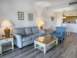 Vil·la, 1 llit de matrimoni gran i sofà llit, cuina, vistes a la platja (1824 Beachside Tennis) | Sala d'estar | Televisor 