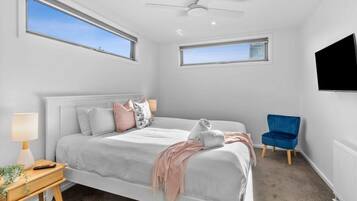 3 bedrooms, iron/ironing board, WiFi, bed sheets