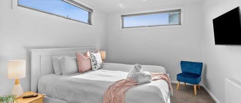 3 bedrooms, iron/ironing board, WiFi, bed sheets
