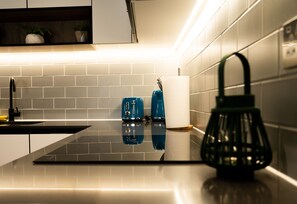 Réfrigérateur, micro-ondes, four, plaque de cuisson