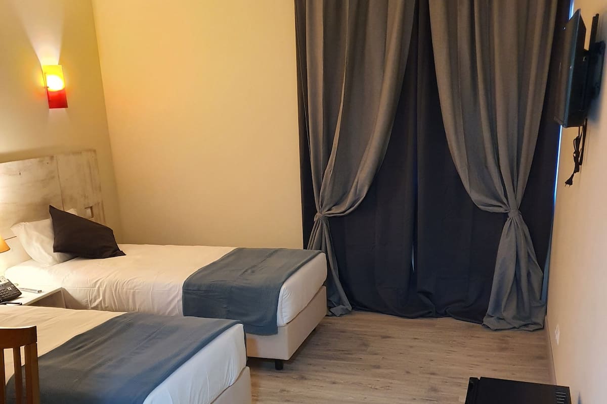 Hypo-allergenic bedding, minibar, desk, blackout curtains