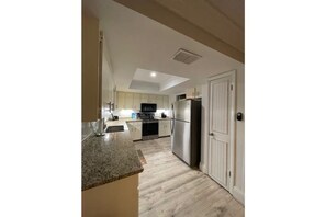 Jääkaappi, mikroaaltouuni, uuni, liesi