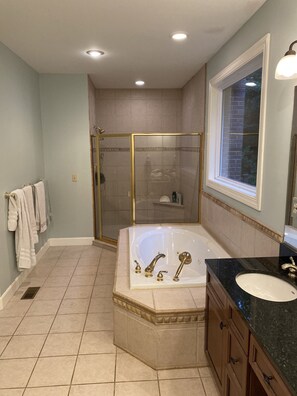 Badewanne, Whirlpool, Handtücher, Seife