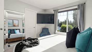 3 habitaciones, escritorio y tabla de planchar con plancha