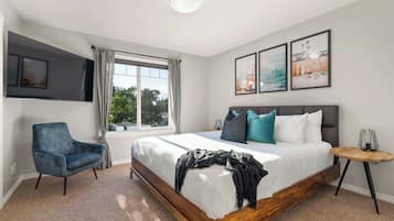 3 bedrooms, desk, iron/ironing board, travel crib