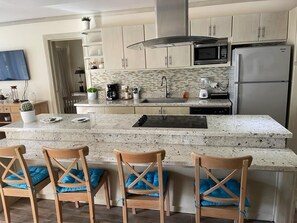 Kjøleskap, mikrobølgeovn, kaffetrakter/tekoker og brødrister